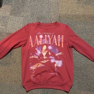 Aaliyah Graphic Crewneck Sweatshirt in Deep Red